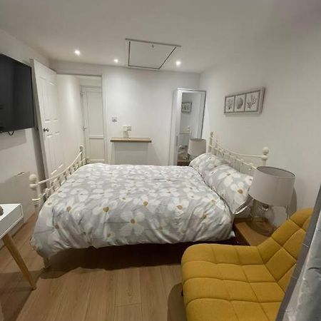 1 Bedroom Guest Suite Near City Centre. Gloucester Exteriör bild