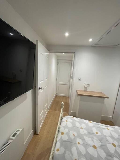 1 Bedroom Guest Suite Near City Centre. Gloucester Exteriör bild