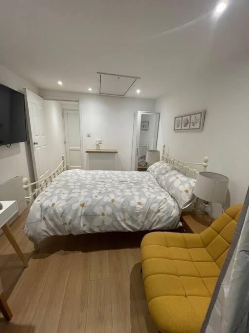 1 Bedroom Guest Suite Near City Centre. Gloucester Exteriör bild