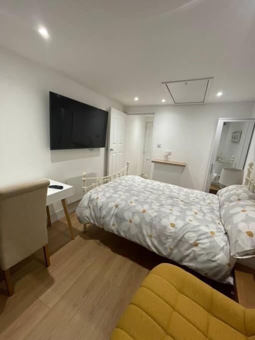 1 Bedroom Guest Suite Near City Centre. Gloucester Exteriör bild