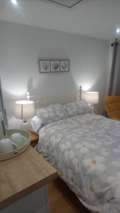1 Bedroom Guest Suite Near City Centre. Gloucester Exteriör bild